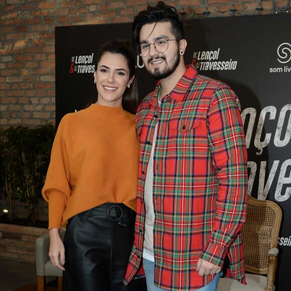 Jade Magalhães acompanhou o namorado, Luan Santana, na coletiva de imprensa do lançamento do clipe da música 'MC Lençol e DJ Travesseiro'