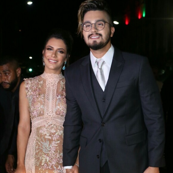 Jade Magalhães e Luan Santana ainda não fazem planos de casamento e não se incomodam com pressão para oficializarem união