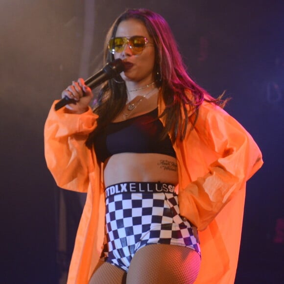 Anitta combinou hot pants quadriculada e casaco laranja para se apresentar na Festa de Peão de Americana, em São Paulo, na madrugada deste sábado, 9 de junho de 2018