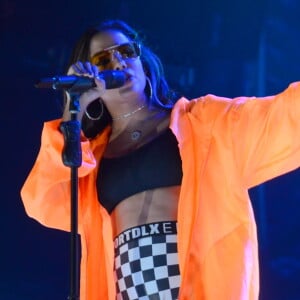 Anitta combinou hot pants quadriculada e casaco laranja para se apresentar na Festa de Peão de Americana, em São Paulo, na madrugada deste sábado, 9 de junho de 2018