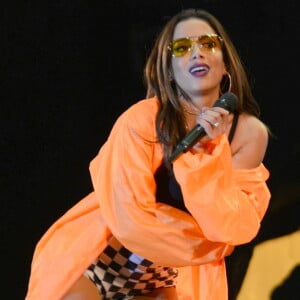 Anitta combinou hot pants quadriculada e casaco laranja para se apresentar na Festa de Peão de Americana, em São Paulo, na madrugada deste sábado, 9 de junho de 2018