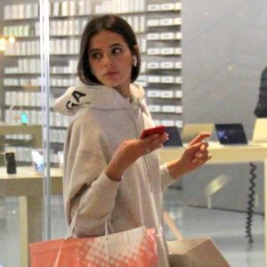 Bruna Marquezine foi às compras neste sábado, 9 de junho de 2018, em um shopping do Rio de Janeiro