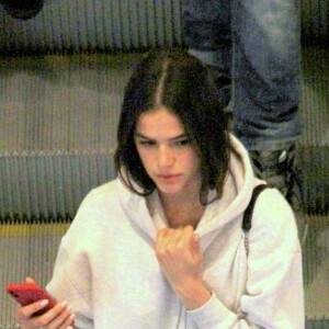 Bruna Marquezine não desgrudou do celular