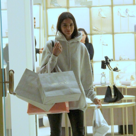 Bruna Marquezine também elegeu botas confortáveis para passear