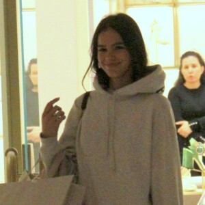 Bruna Marquezine deixou o local com muitas bolsas de compras