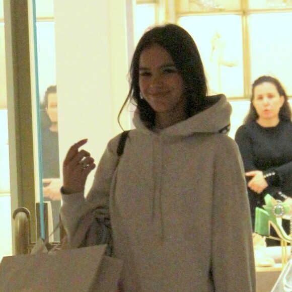 Bruna Marquezine deixou o local com muitas bolsas de compras