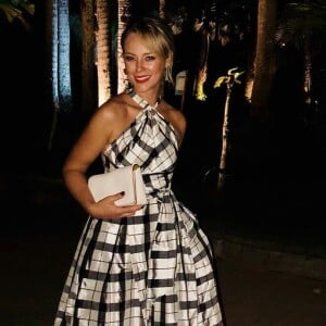 Paolla Oliveira chegou deslumbrante ao casamento de Isis Valverde usando um vestido xadrez da grife de Carolina Herrera