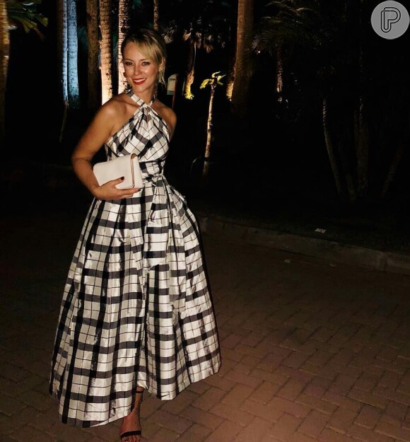 Paolla Oliveira chegou deslumbrante ao casamento de Isis Valverde usando um vestido xadrez da grife de Carolina Herrera