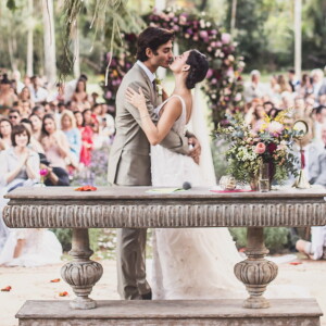 Isis Valverde escolheu um vestido bordado a mão da estilista Helô Rocha para o dia de seu casamento