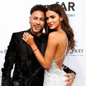 'Recebi uma mensagem do meu namorado que começava com a tal manchete: 'Para que lado vai Bruna Marquezine: carreira ou namorada do Neymar?'. E seguia: 'Você vai para onde houver luz, porque é uma pessoa iluminada. Não deixe que essas coisas te abalem. Quem tem que escolher um lado, sou eu e eu escolho o seu'', disse Bruna Marquezine