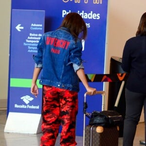 A jaqueta escolhida por Anitta era da Givenchy, com o nome da grife estampado em vermelho
