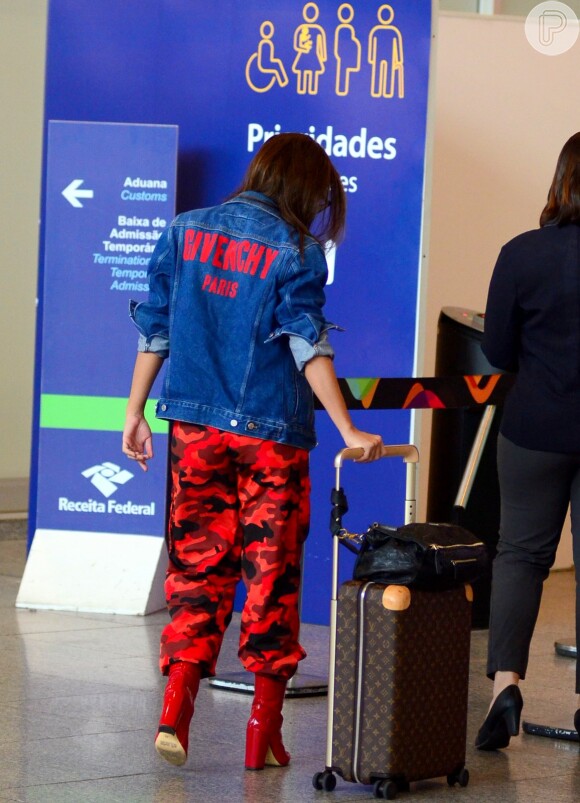 A jaqueta escolhida por Anitta era da Givenchy, com o nome da grife estampado em vermelho