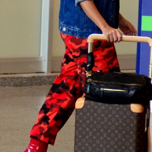 Anitta escolheu botas vermelhas, calçados que devem aparecer como tendência neste inverno