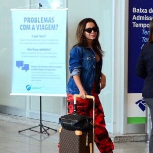 Anitta elege vermelho e jeans como protagonistas em look de aeroporto