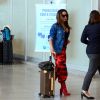 Anitta alia camuflado, red boots e jaqueta em look em aeroporto no Rio de Janeiro