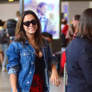 Anitta associou conforto e estilo ao embarcar no Rio de Janeiro