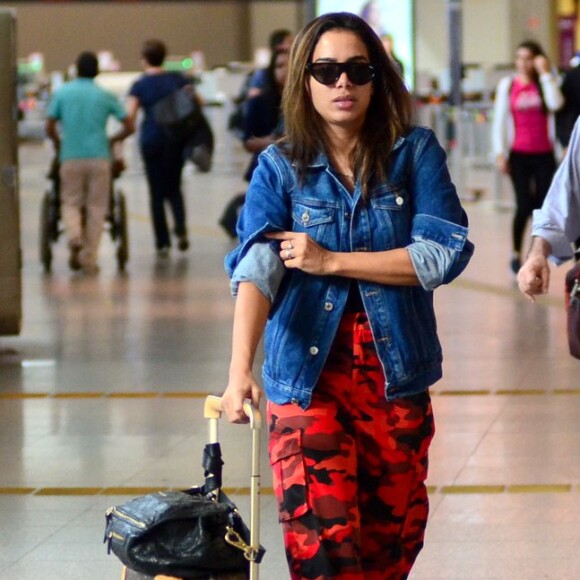 Vermelho e jeans! Anitta alia camuflado, red boots e jaqueta em look para embarcar nesta segunda-feira, dia 11 de junho de 2018