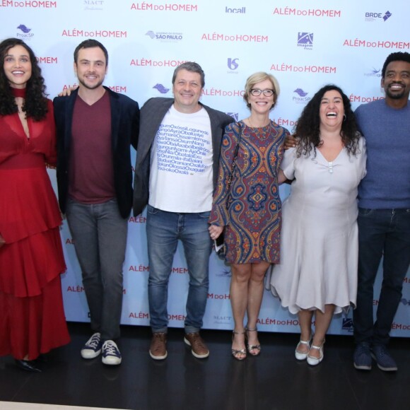 Débora Nascimento, Sérgio Guizé e Fabrício Boliveira com o elenco do filme 'Além do Homem' na pré-estreia no Rio de Janeiro