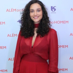 Débora Nascimento investiu em um longo com transparência para a pré-estreia do filme 'Além do Homem'