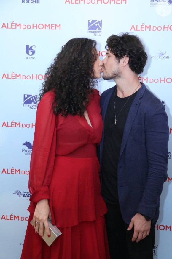 Débora Nascimento trocou beijo com José Loreto ao lançar o filme 'Além do Homem', no shopping Leblon, no Rio, nesta terça-feira, 12 de junho de 2018