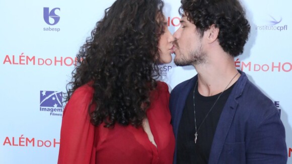 Débora Nascimento troca beijo com José Loreto ao lançar filme no Rio. Fotos!