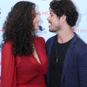 Débora Nascimento e José Loreto em clima romântico na pré-estreia do filme 'Além do Homem', no Rio, nesta terça-feira, 12 de junho de 2018