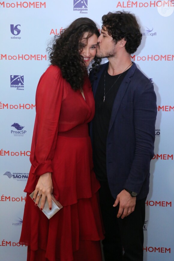 Débora Nascimento e José Loreto foram fotografados em clima romântico na pré-estreia do filme 'Além do Homem'