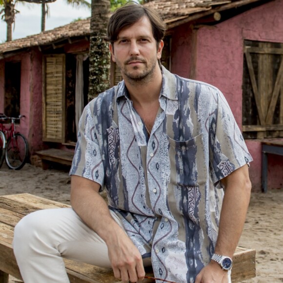 Remy (Vladimir Brichta) conta a Rosa (Letícia Colin) que há um segredo envolvendo Karola (Deborah Secco) e Laureta (Adriana Esteves) com Luzia (Giovanna Antonelli), na novela 'Segundo Sol'