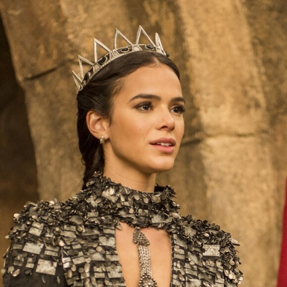 Catarina (Bruna Marquezine) ordena que Brice (Bia Arantes) seja encontrada nos próximos capítulos da novela 'Deus Salve o Rei': 'Descubra onde mora essa bruxa. Eu vou falar com ela!'