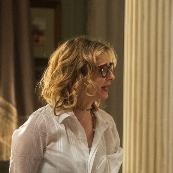 Mulher de Edgar (Caco Ciocler), Karen (Maria Luisa Mendonça) se torna empregada de Roberval (Fabricio Boliveira) na novela 'Segundo Sol'