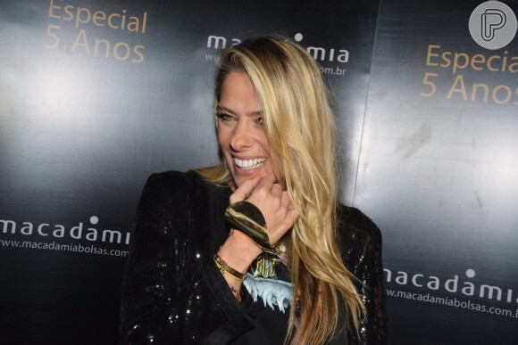 Adriane Galisteu participa de evento da marca Macadâmia, em São Paulo (17 de julho de 2014)