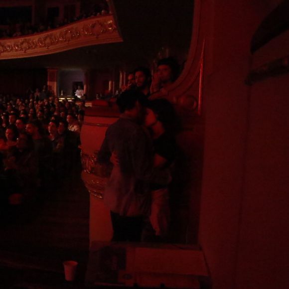 Caio Blat e Luisa Arraes foram fotografados em clima romântico em um festival de música
