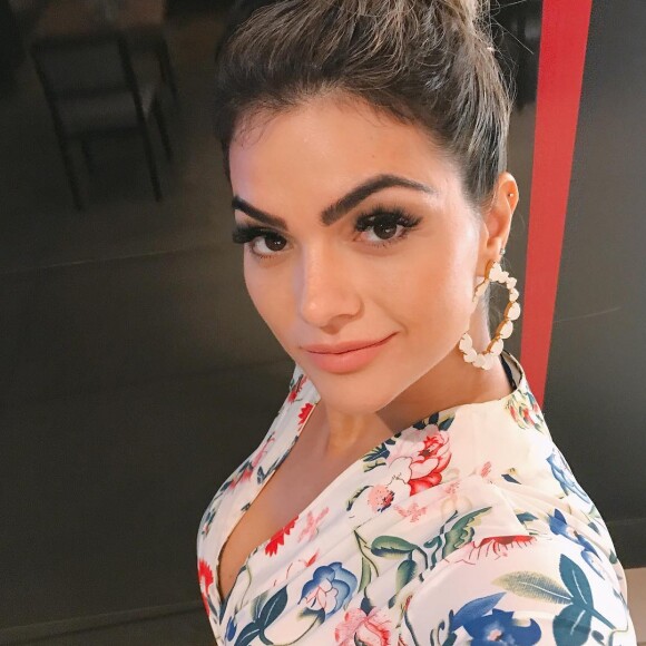 Kelly Key brincou sobre precisar refazer a manutenção de seus cílios: 'Está trágico. E eu sou corajosa, né, porque eu filmo assim mesmo. Que ridícula'