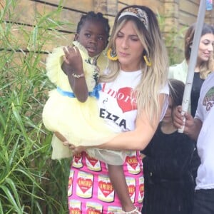 Giovanna Ewbank escolheu blusa e saia estampadas para a festa de aniversário de Títi, sua filha com Bruno Gagliasso