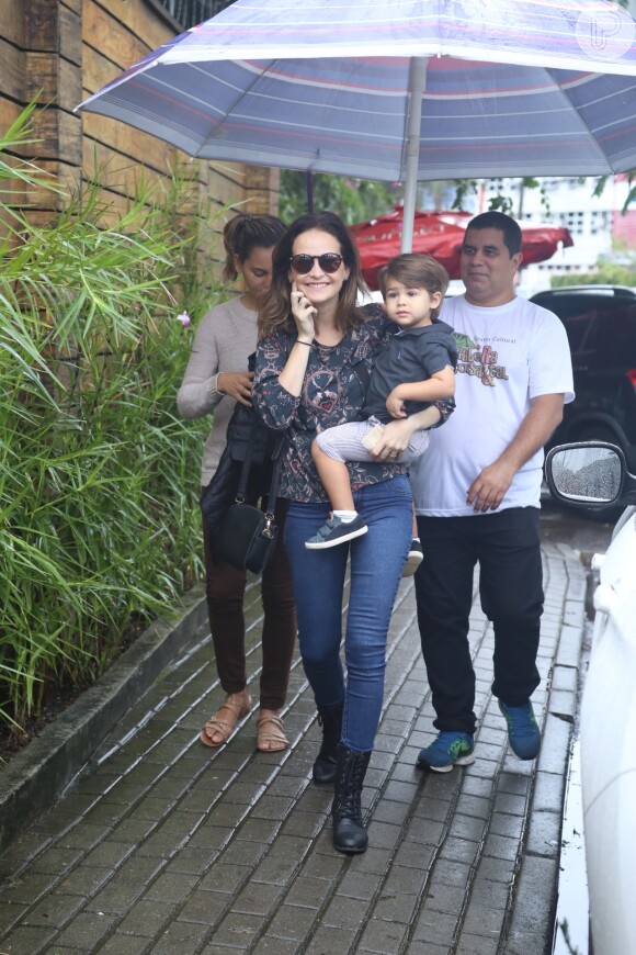 Fernanda Rodrigues e Bento, de 2 anos, foram ao aniversário de Títi, filha de Giovanna Ewbank e Bruno Gagliasso