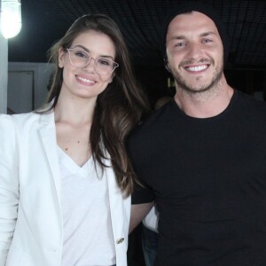 Camila Queiroz e Klebber Toledo reuniram amigos e familiares mais próximos para uma cerimônia civil