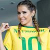 Deborah Secco entrou no clima da Copa 2018 com uma camisa autografada por Neymar