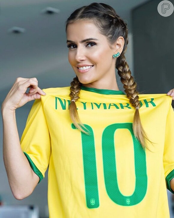 Deborah Secco entrou no clima da Copa 2018 com uma camisa autografada por Neymar