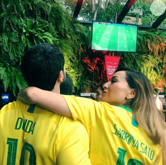 À espera de sua primeira filha, Sabrina Sato assistiu ao jogo do Brasil ao lado de Duda Nagle