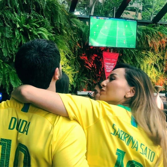 À espera de sua primeira filha, Sabrina Sato assistiu ao jogo do Brasil ao lado de Duda Nagle