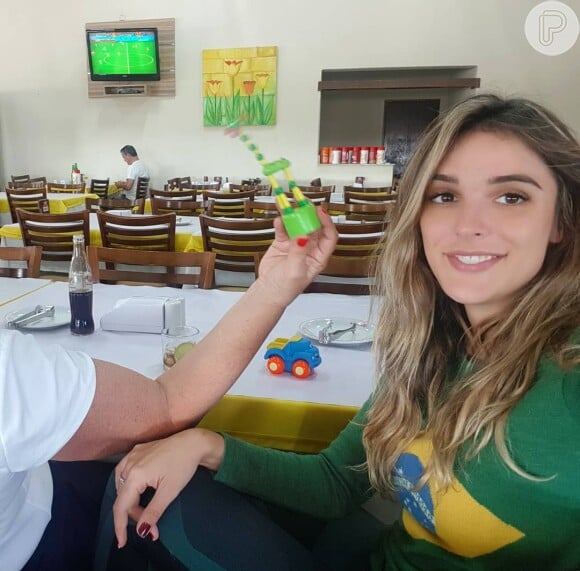 Rafa Brites, no meio de uma viagem, parou em um restaurante para ver o Brasil jogar