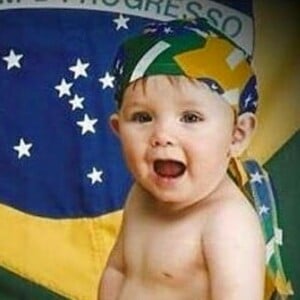 Larissa Manoela mostrou uma foto sua de quando ainda era bebê, mas já torcia pelo Brasil: 'Da minha primeira copa em 2002'