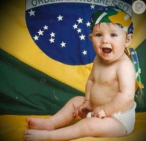 Larissa Manoela mostrou uma foto sua de quando ainda era bebê, mas já torcia pelo Brasil: 'Da minha primeira copa em 2002'