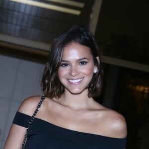 Bruna Marquezine ganhou os brincos de presente de uma fã, dona da loja que confecciona as peças