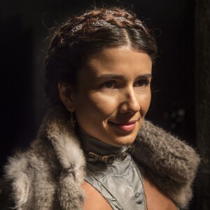 Beatriz (Paula Fernandes) se mostra consolada em conversa com Catarina (Bruna Marquezine) na novela 'Deus Salve o Rei': 'Minha mãe não quer que ninguém saiba que meu filho será um bastardo. Por isso, o casamento com o rei Afonso (Romulo Estrela) é a melhor saída. Eu não vejo outra solução'