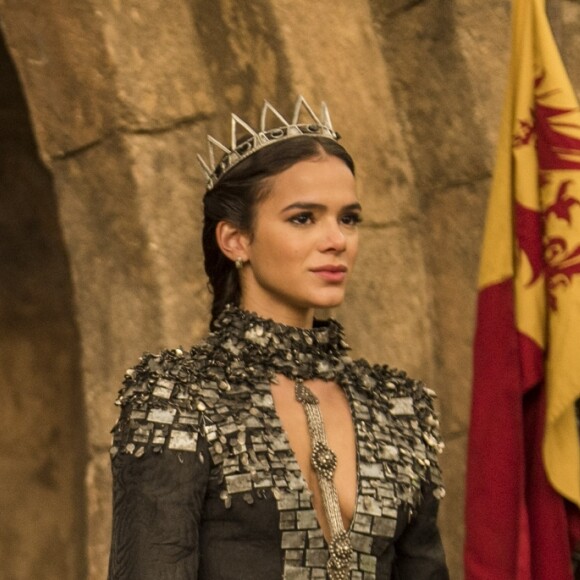 Catarina (Bruna Marquezine) propõe fuga a Beatriz (Paula Fernandes) na novela 'Deus Salve o Rei': 'Volte agora mesmo para o seu reino. Tenho uma carruagem e um cocheiro de minha confiança à sua disposição para que você parta imediatamente, sem que ninguém mais saiba. Fuja com o amor da sua vida e tenha seu filho ao lado dele, longe daqui'