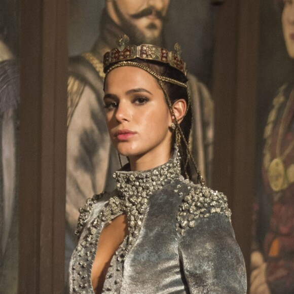 Catarina (Bruna Marquezine) é cínica em conversa com Beatriz (Paula Fernandes) na novela 'Deus Salve o Rei': 'Sei que sua mãe a obrigou a se casar. Sinto muito, querida'