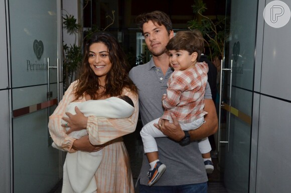Juliana Paes posa com o marido, o primogênito e o caçulinha recém-nascido ao deixar a maternidade