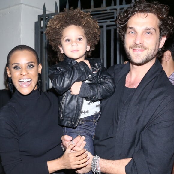 Igor Rickli e a mulher, Aline Wirley, levaram o filho, Antônio, para a estreia de 'Ícaro and The Black Stars' no Teatro XP Investimentos, na zona sul do Rio, nesta terça-feira, 19 de junho de 2018