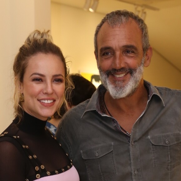Paolla Oliveira vai ao musical 'Ícaro and The Black Stars' com o namorado, o diretor de TV, Papinha, no Rio de Janeiro